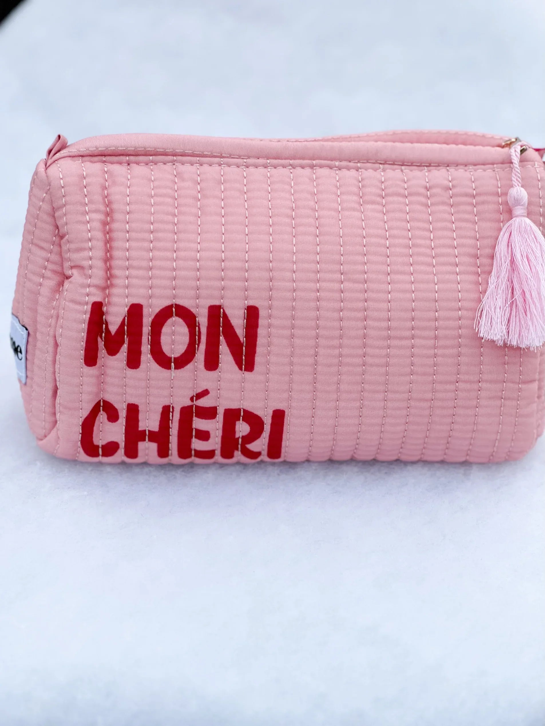 Produktfoto von Kosmetiktasche in der Farbe rosa mit Schriftzug "Mon Chéri" vom Hamburger Modelabel stegmann mode