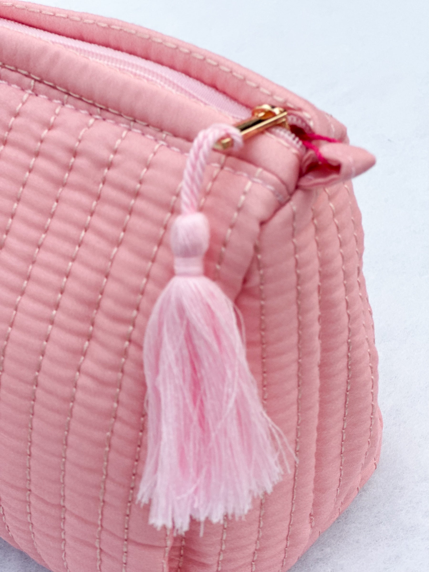 Close Up Produktfoto von Kosmetiktasche in der Farbe rosa mit Schriftzug "Mon Chéri" vom Hamburger Modelabel stegmann mode