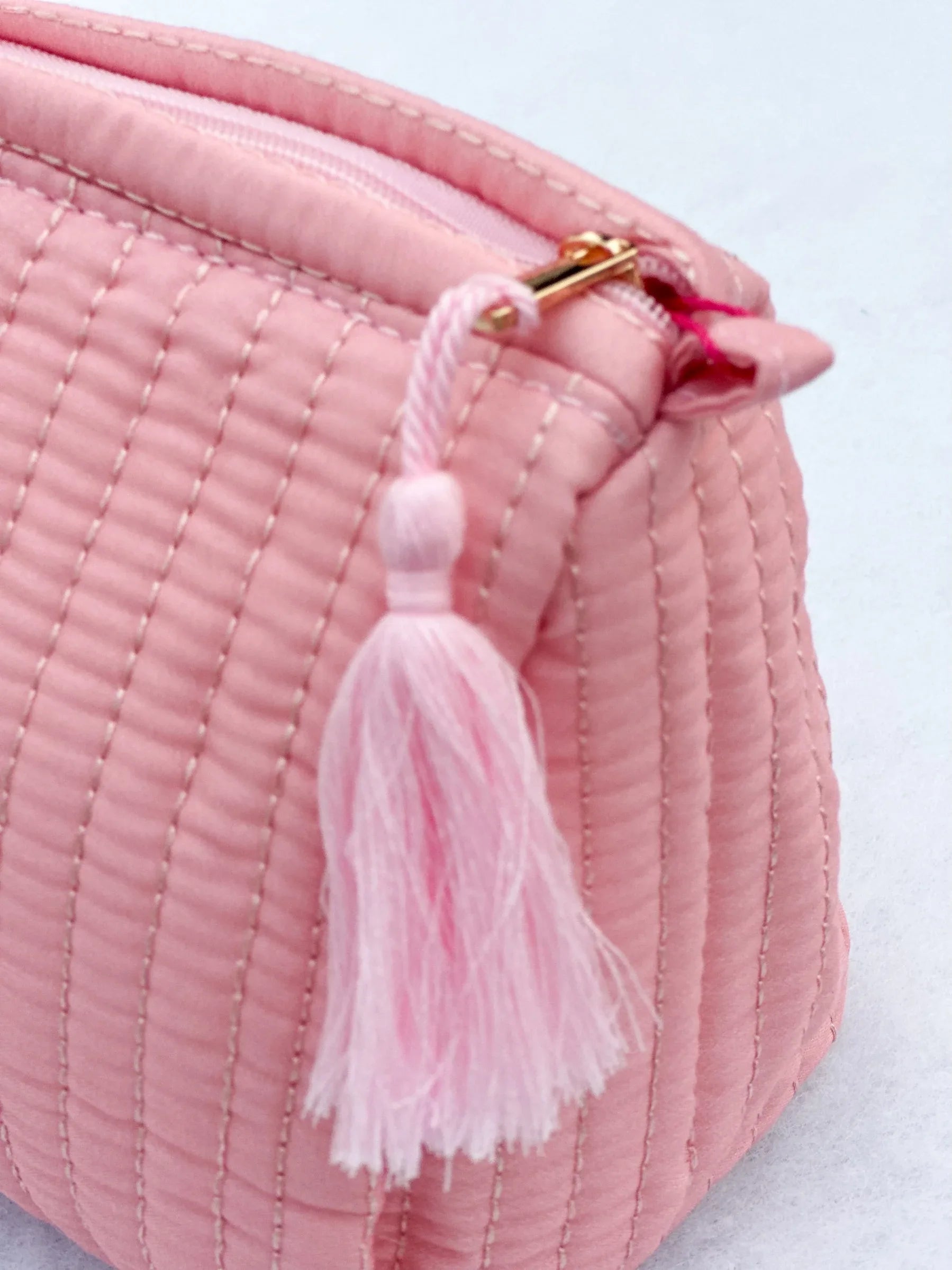 Close Up Produktfoto von Kosmetiktasche in der Farbe rosa mit Schriftzug "Mon Chéri" vom Hamburger Modelabel stegmann mode