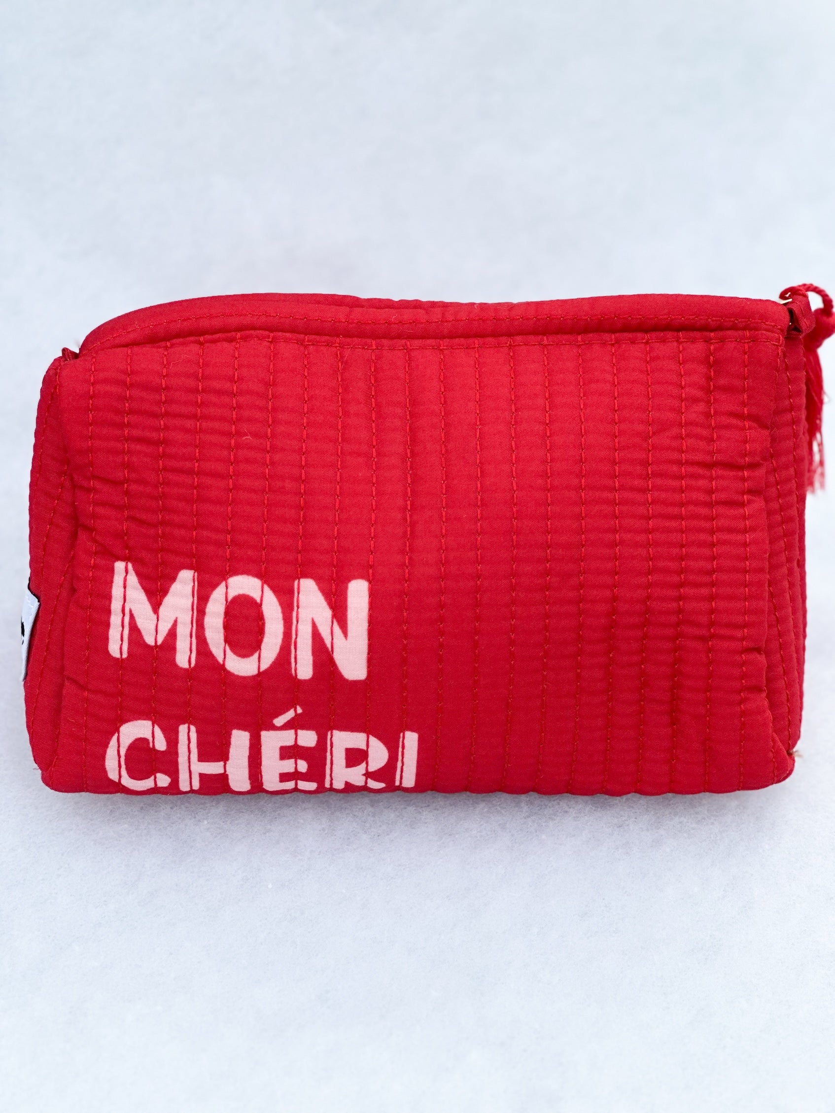 Produktfoto von Kosmetiktasche in der Farbe rot mit Schriftzug "Mon Chéri" vom Hamburger Modelabel stegmann mode