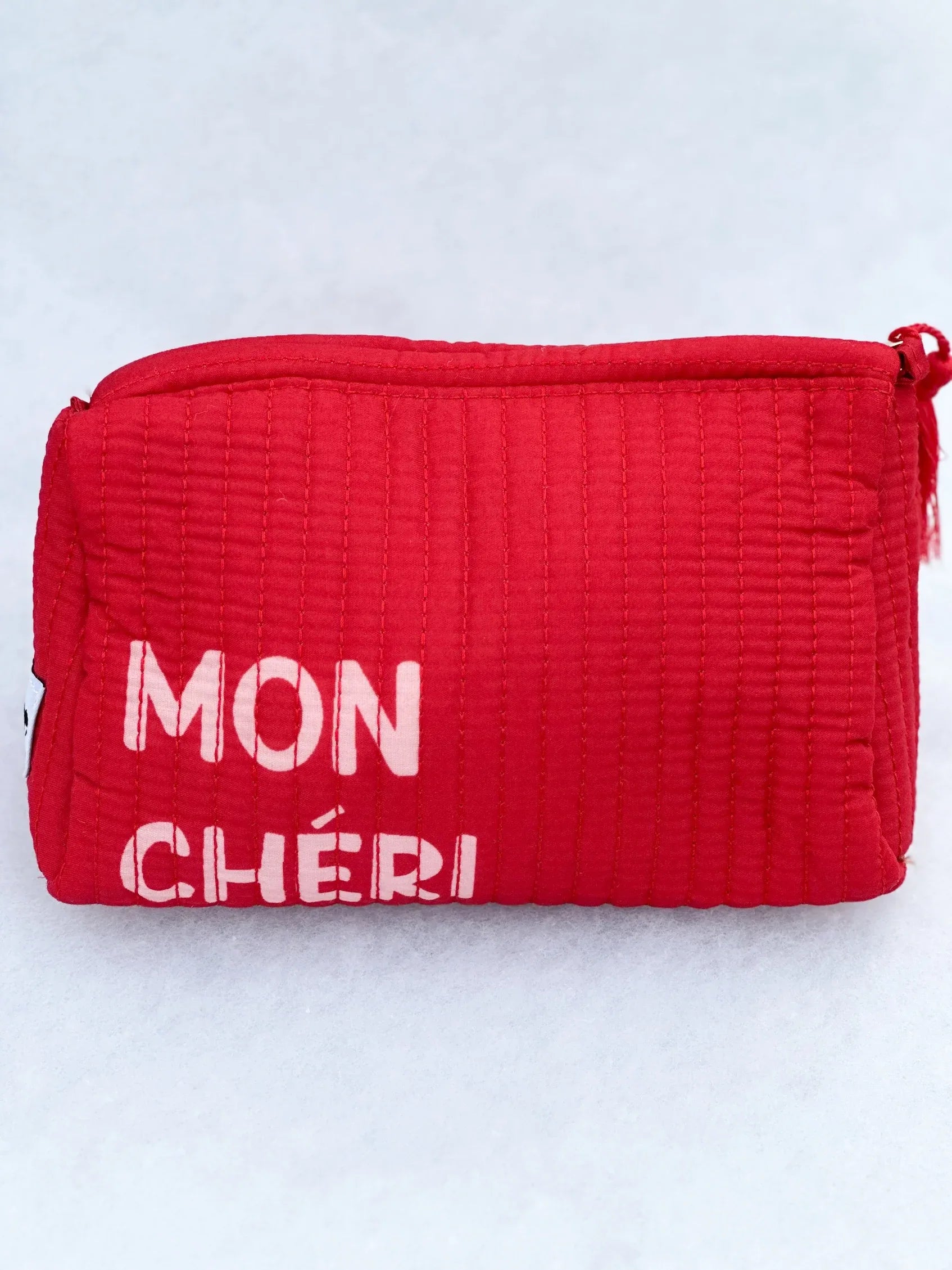 Produktfoto von Kosmetiktasche in der Farbe rot mit Schriftzug "Mon Chéri" vom Hamburger Modelabel stegmann mode