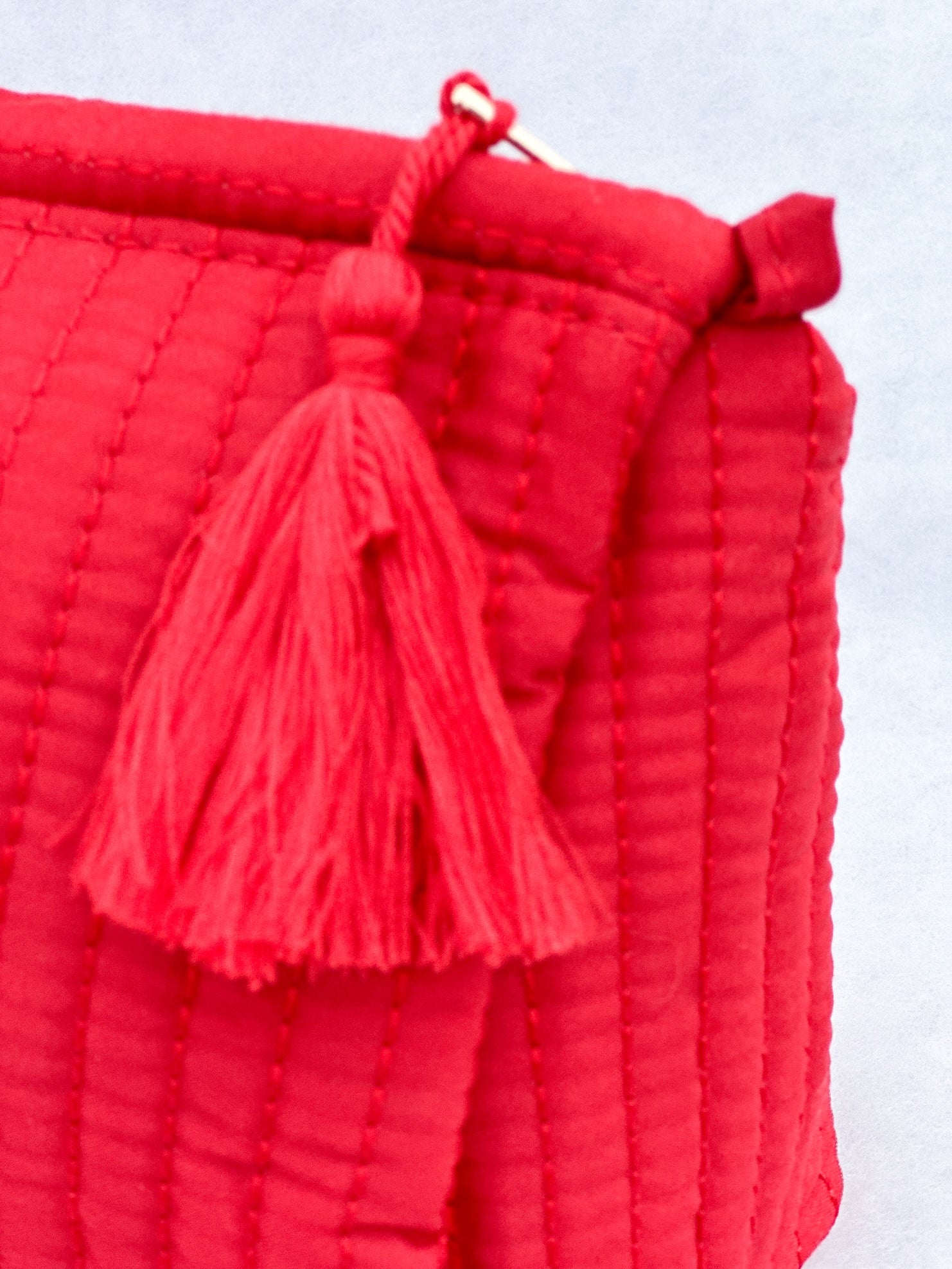 Close Up Produktfoto von Kosmetiktasche in der Farbe rot mit Schriftzug "Mon Chéri" vom Hamburger Modelabel stegmann mode