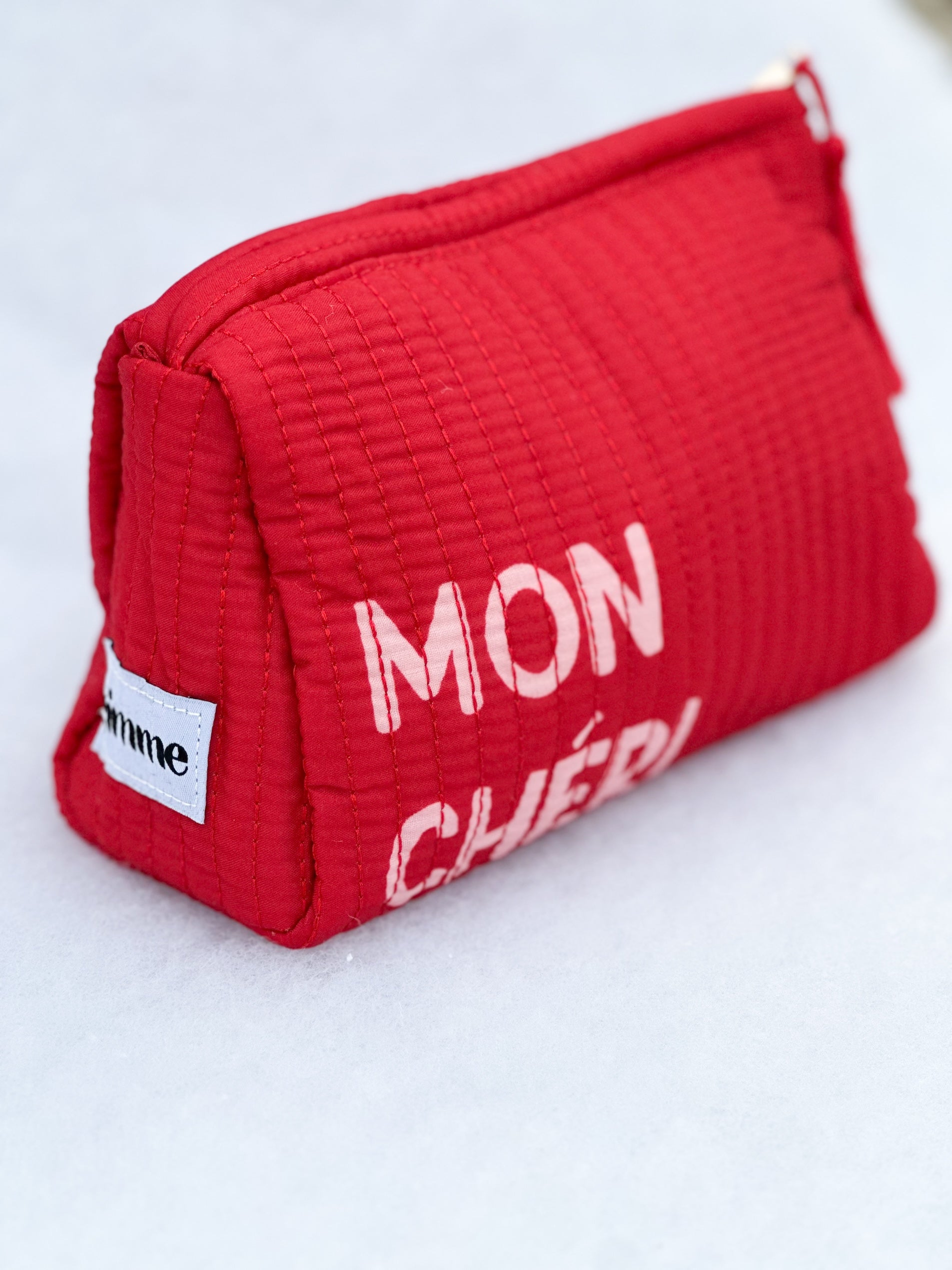 Seitliches Produktfoto von Kosmetiktasche in der Farbe rot mit Schriftzug "Mon Chéri" vom Hamburger Modelabel stegmann mode