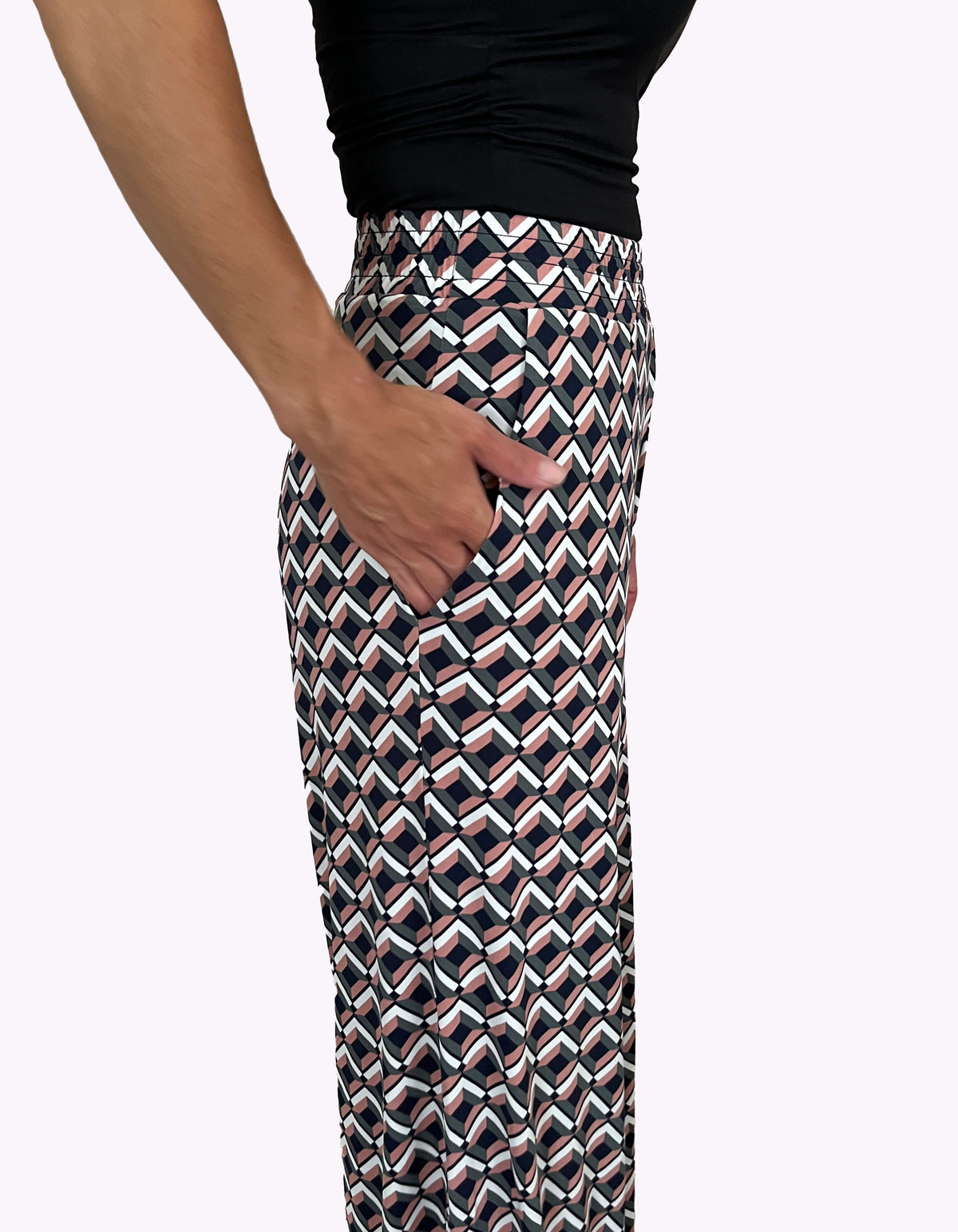 KI generiertes Model von hinten im Studio in der Hose Twin im Print Mosaik Rose close up Tasche vom Hamburger Modelabel Stegmann Mode