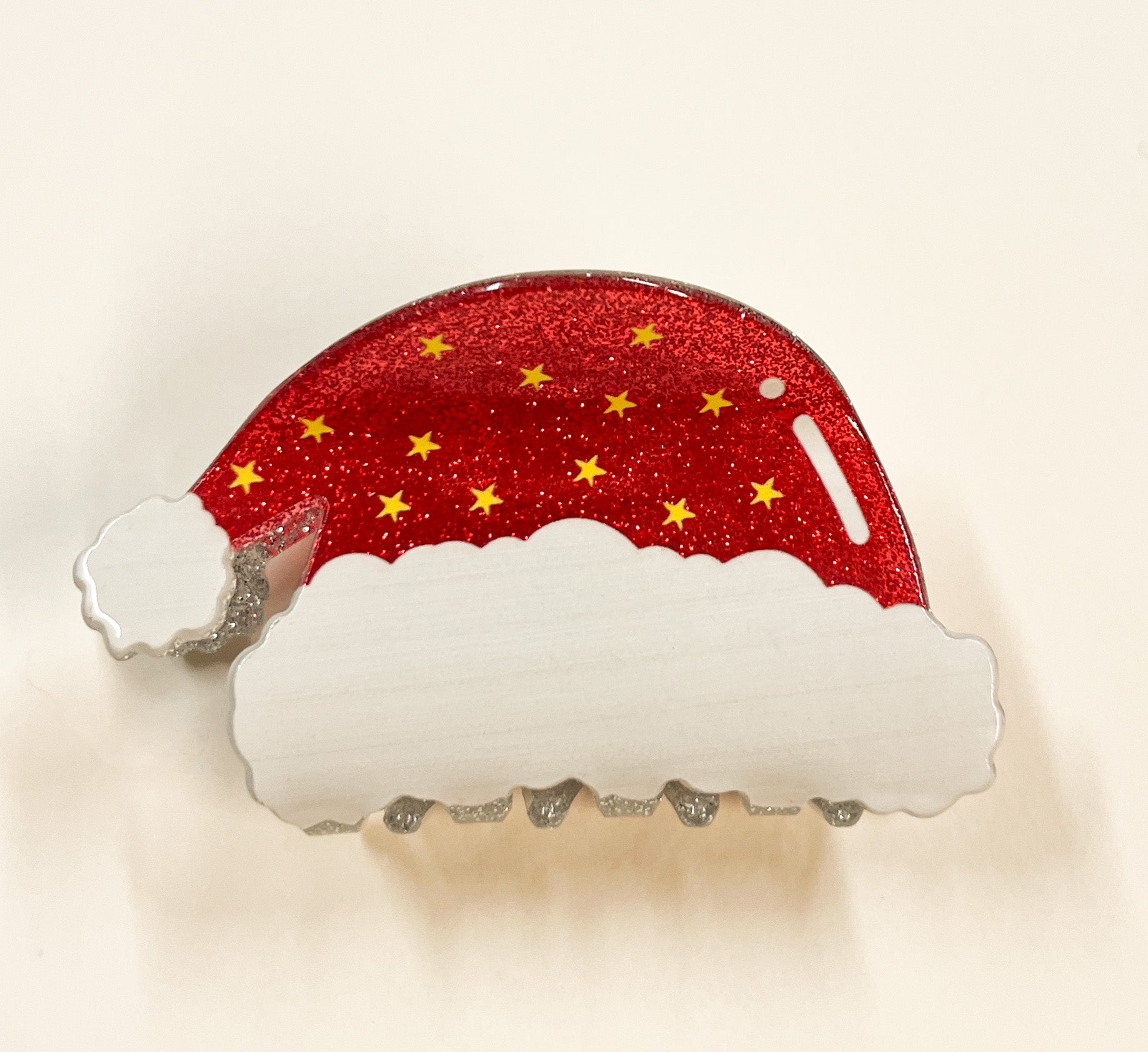 Produktfoto von Haarklemme in Weihnachtsmützen Form von Hamburger Modelabel stegmann mode