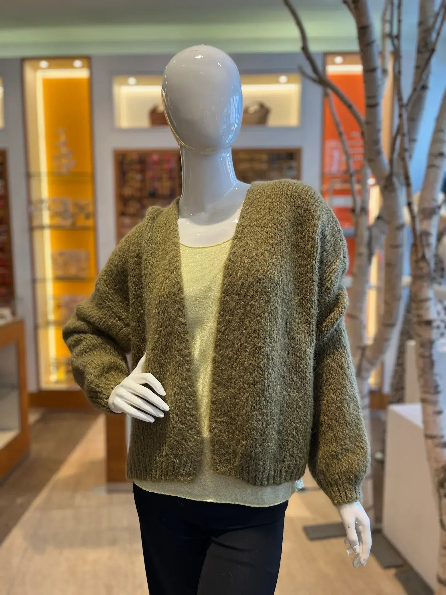 Grobstrickjacke in Oliv vom Hamburger Modelabel stegmann mode