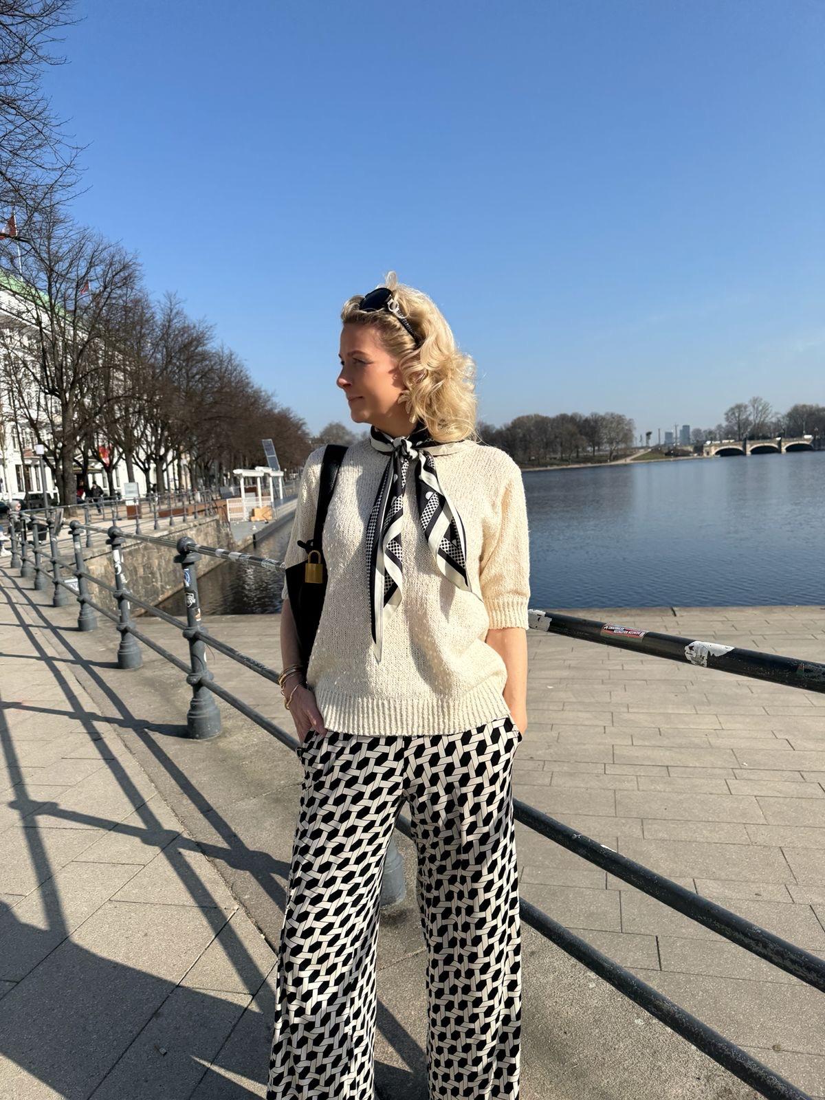 Frau an der Hamburger Alster im Pullover Paillette mit 1/2 Arm vom Hamburger Modelabel stegmann mode