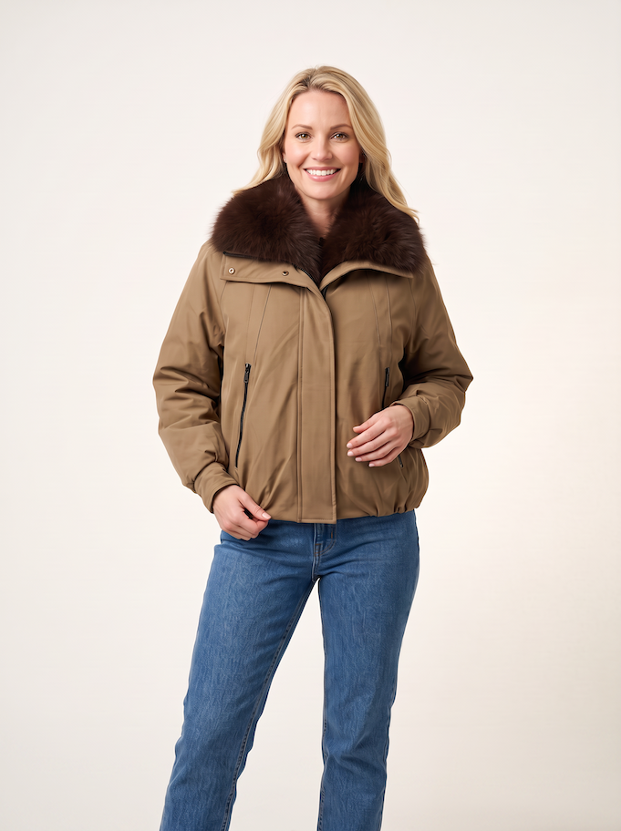 KI generiertes Modell im hellen Studio in dem kurzen Parka Belina vom Hamburger Modelabel Stegmann Mode