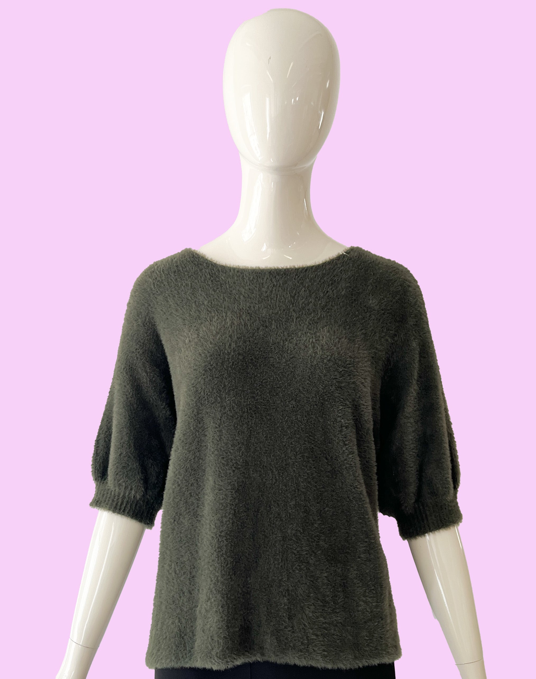 Produktfoto kuscheliger Pullover in Vert Kaki mit Halbarm vom Hamburger Modelabel stegmann mode
