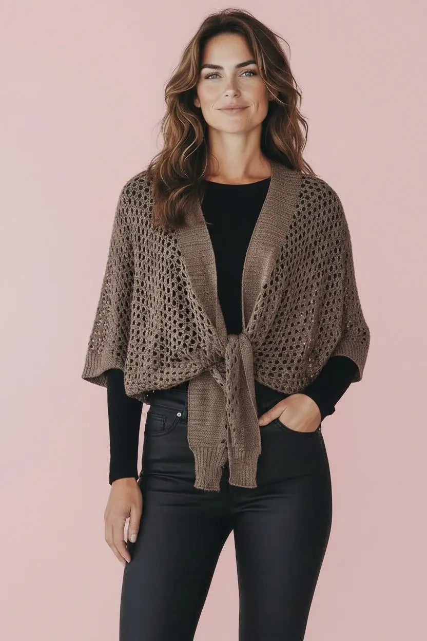 KI generiertes Modell im Studio im leichten Strickbolero Peggy in der Farbe taupe vom Hamburger Modelabel stegmann mode