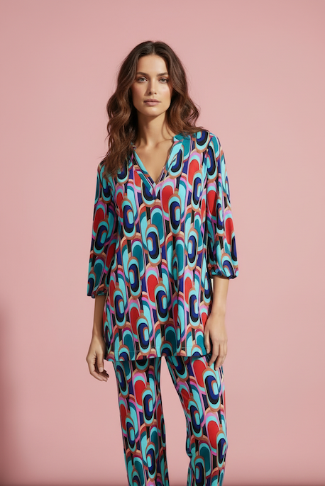 KI generiertes Modell im Studio in der Tunika Pixie im Print Bluna vom Hamburger Modelabel stegmann mode