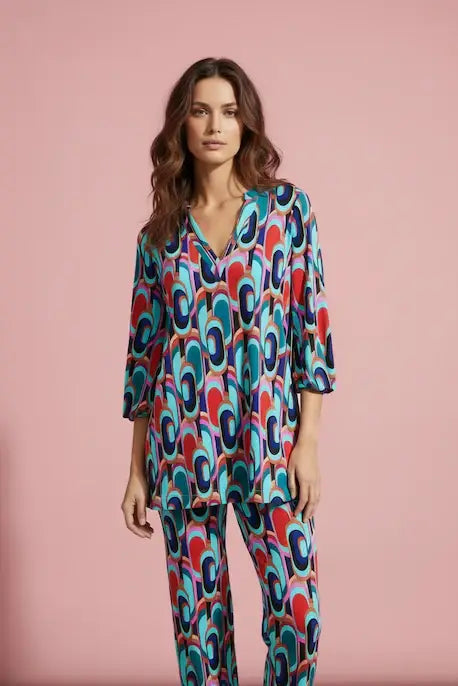 KI generiertes Modell im Studio in der Tunika Pixie im Print Bluna vom Hamburger Modelabel stegmann mode