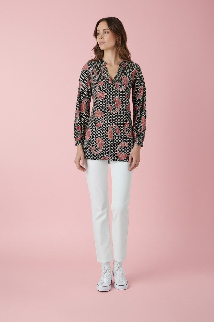 KI generiertes Modell im Studio in der Tunika Pixie im Print Koi vom Hamburger Modelabel stegmann mode