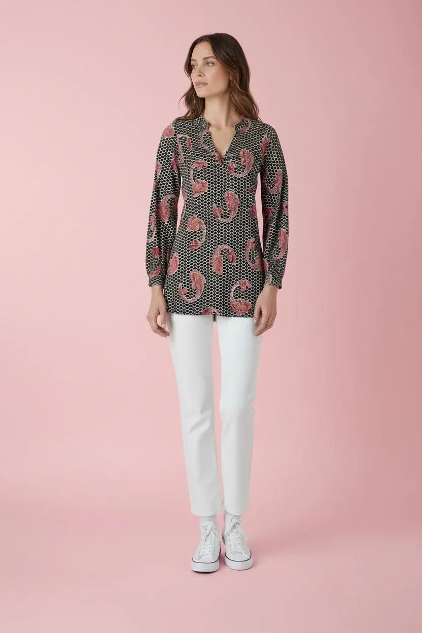 KI generiertes Modell im Studio in der Tunika Pixie im Print Koi vom Hamburger Modelabel stegmann mode