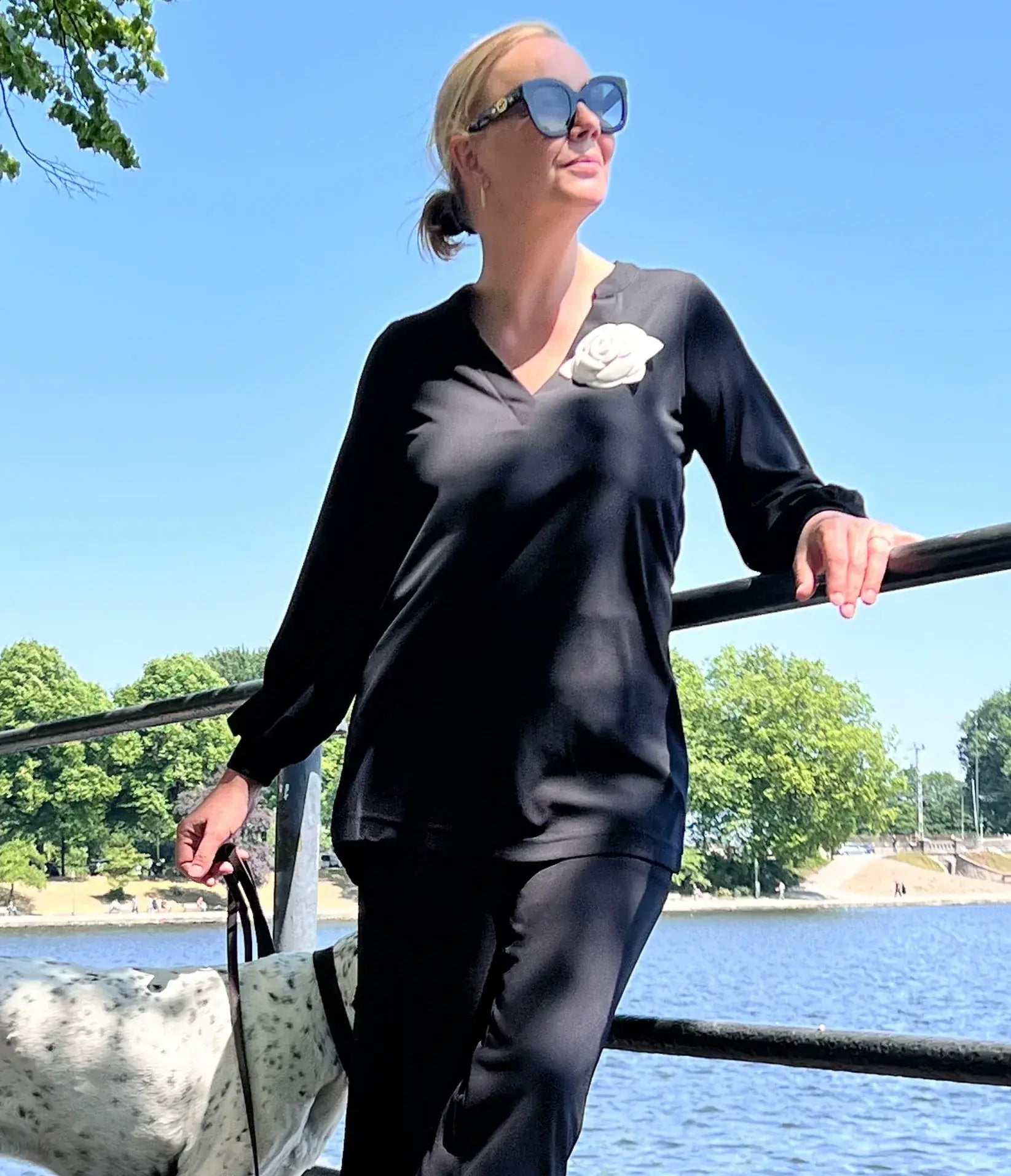 Verena vor Alster in der Tunika Pixie Noir vom Hamburger Modelabel stegmann mode