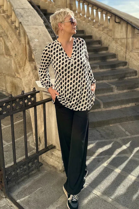 Verena vor Treppe in Paris in Tunika Pixie im Print Vienne vom Hamburger Modelabel stegmann mode