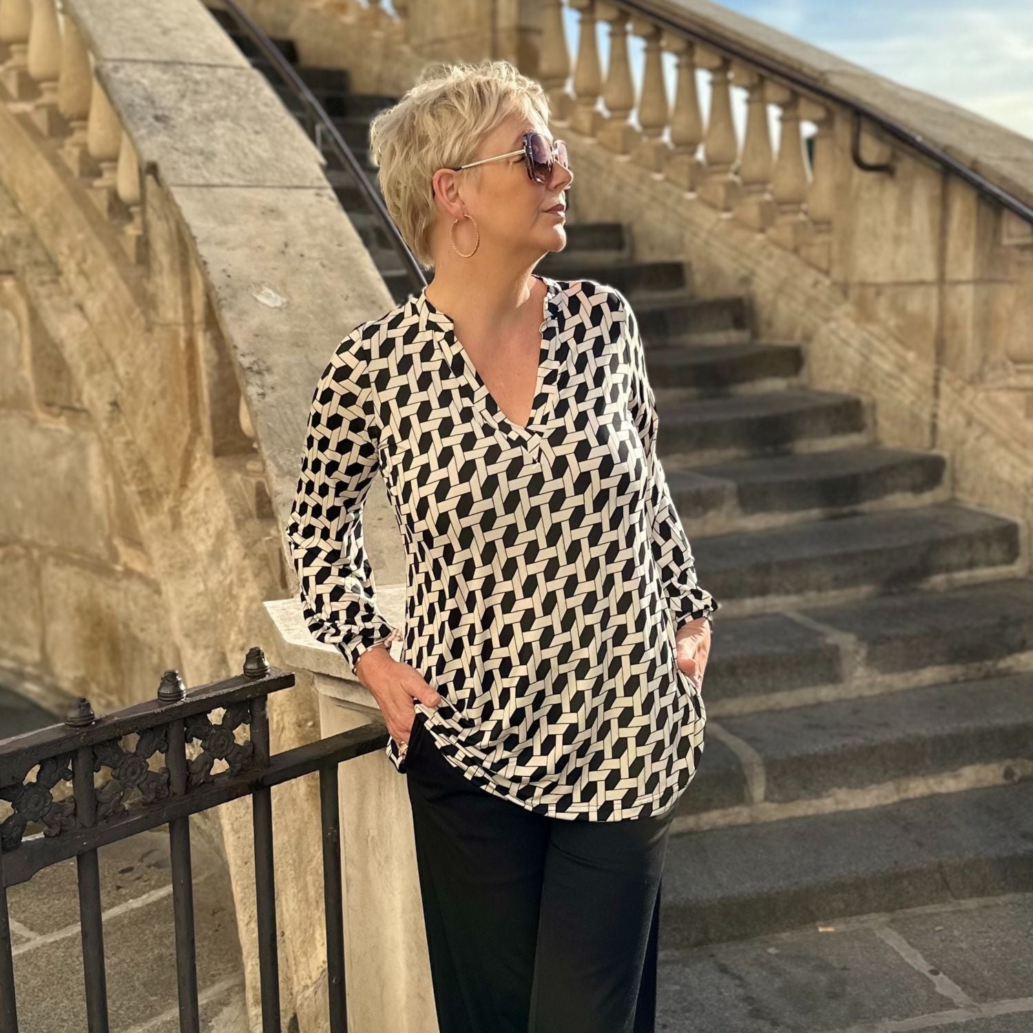 Halbtotale von Verena in Tunika Pixie im Print Vienne vom Hamburger Modelabel stegmann mode