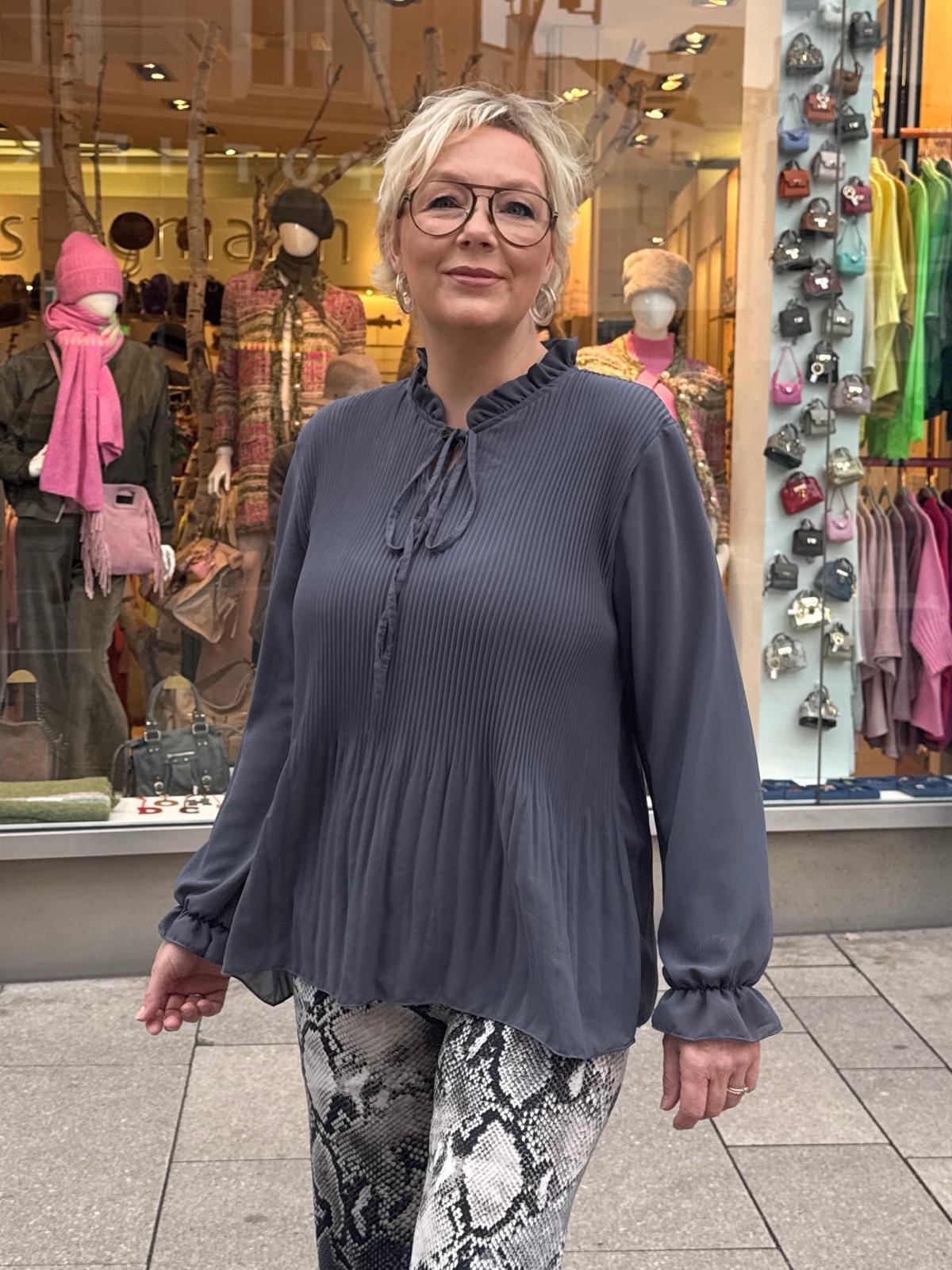 Verena vor Stegmann Ladengeschäft on schöner Plisseebluse mit Schleife vom Hamburger Modelabel stegmann mode