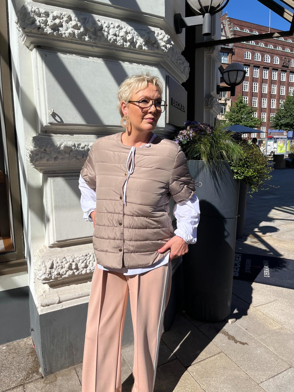 Verena trägt die Pufferweste "Shorty" vom Hamburger Modelabel stegmann mode