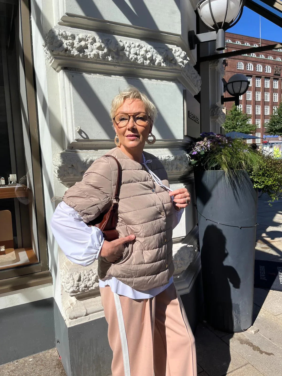 Verena trägt die Pufferweste "Shorty" gestylt mit einer Tasche vom Hamburger Modelabel stegmann mode