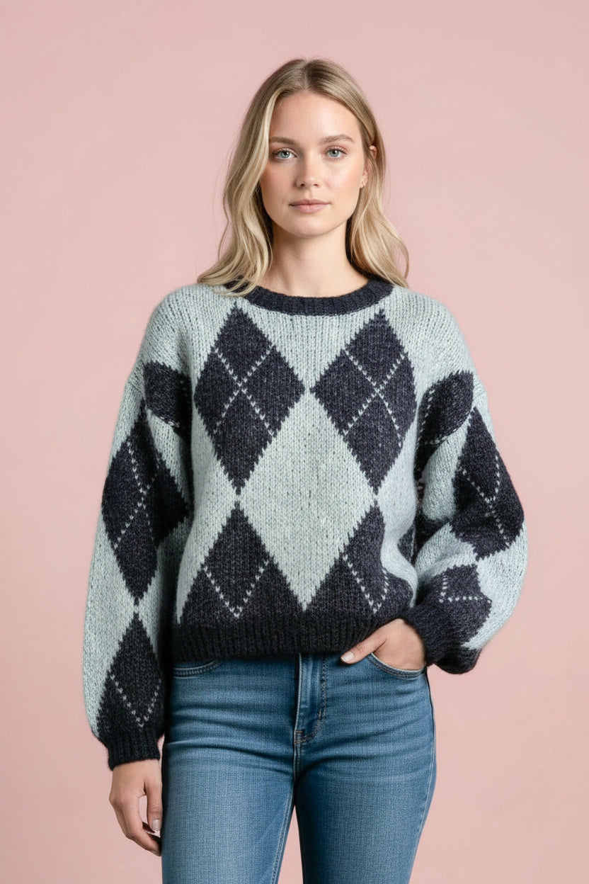 KI generiertes Foto von junger Frau im Karo-Pullover Argyle in der Farbe Blau vom Hamburger Modelabel stegmann mode