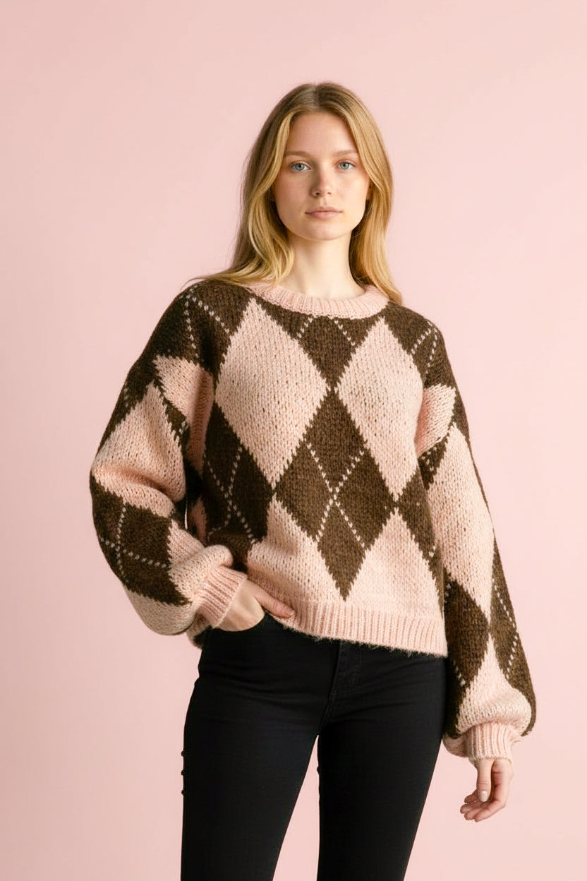KI generiertes Foto von junger Frau im Karo-Pullover Argyle in der Farbe Rosa / Braun vom Hamburger Modelabel stegmann mode