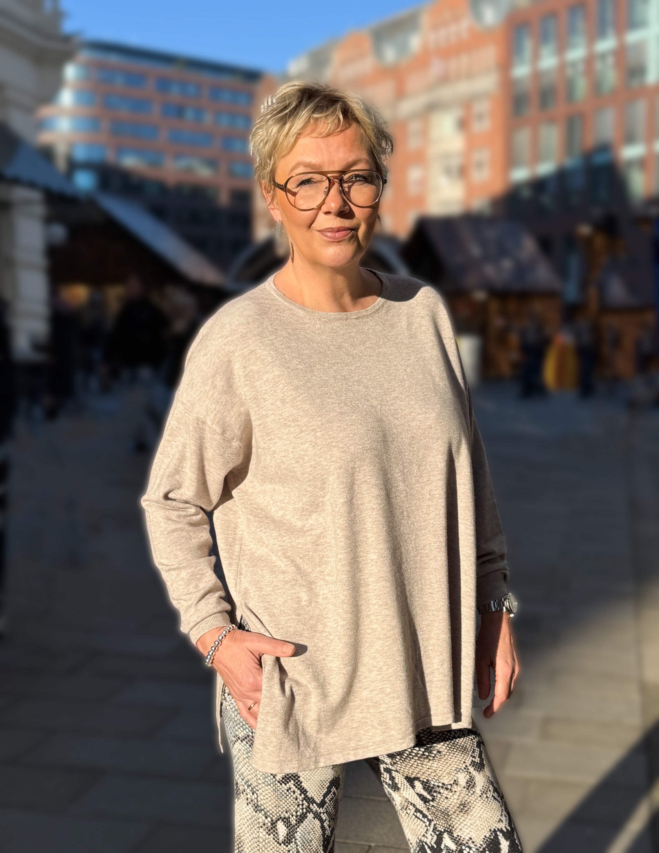 Verena in der Hamburger Innenstadt im Pullover Juna in der Farbe Sand vom Hamburger Modelabel stegmann mode