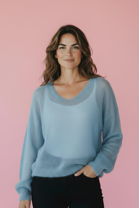 KI generiertes Modell im Studio im blauen V-Ausschnitt Pullover vom Hamburger Modelabel stegmann mode