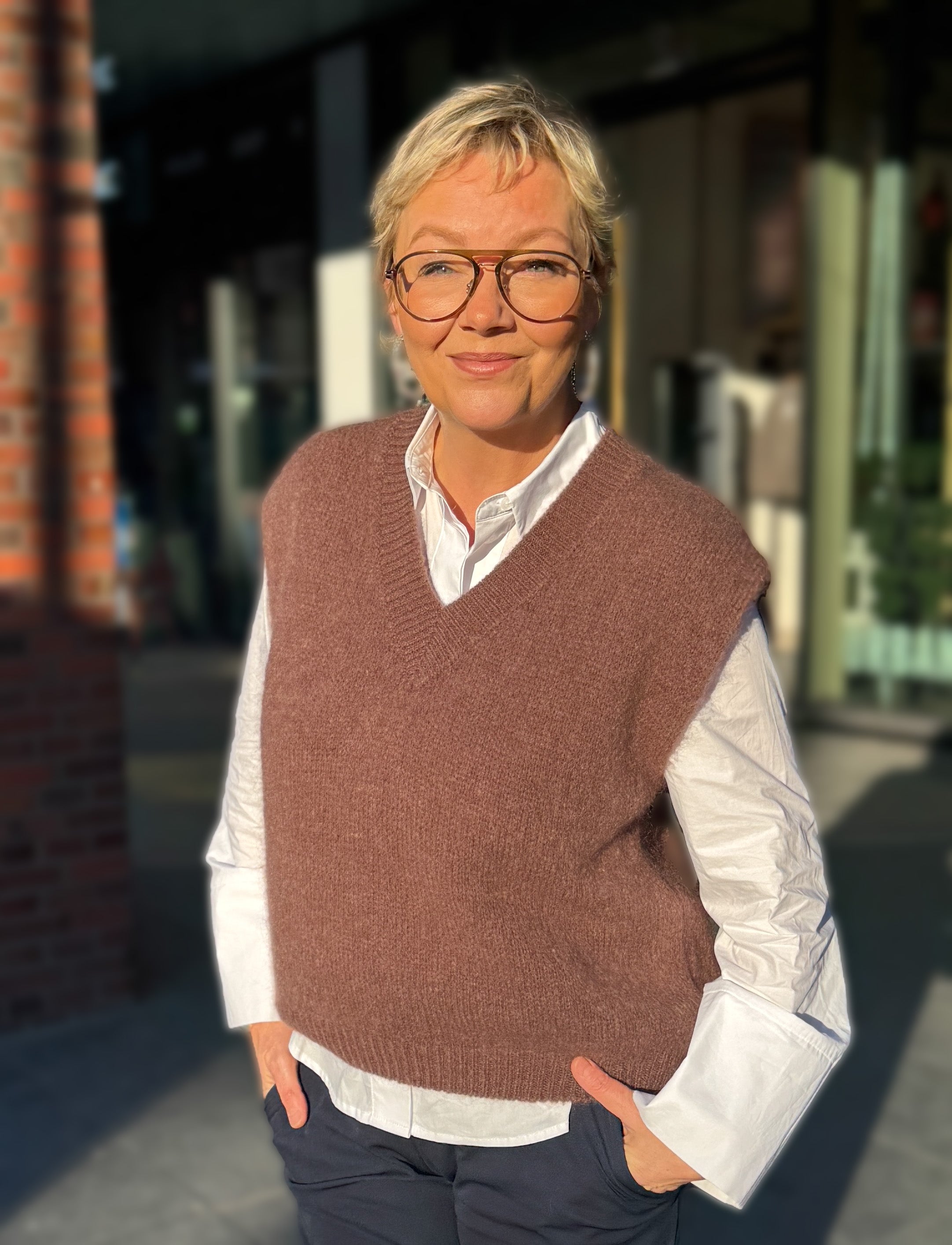 Verena in Hamburger Innenstadt im Pullunder Alva in der Farbe Braun vom Hamburger Modelabel stegmann mode