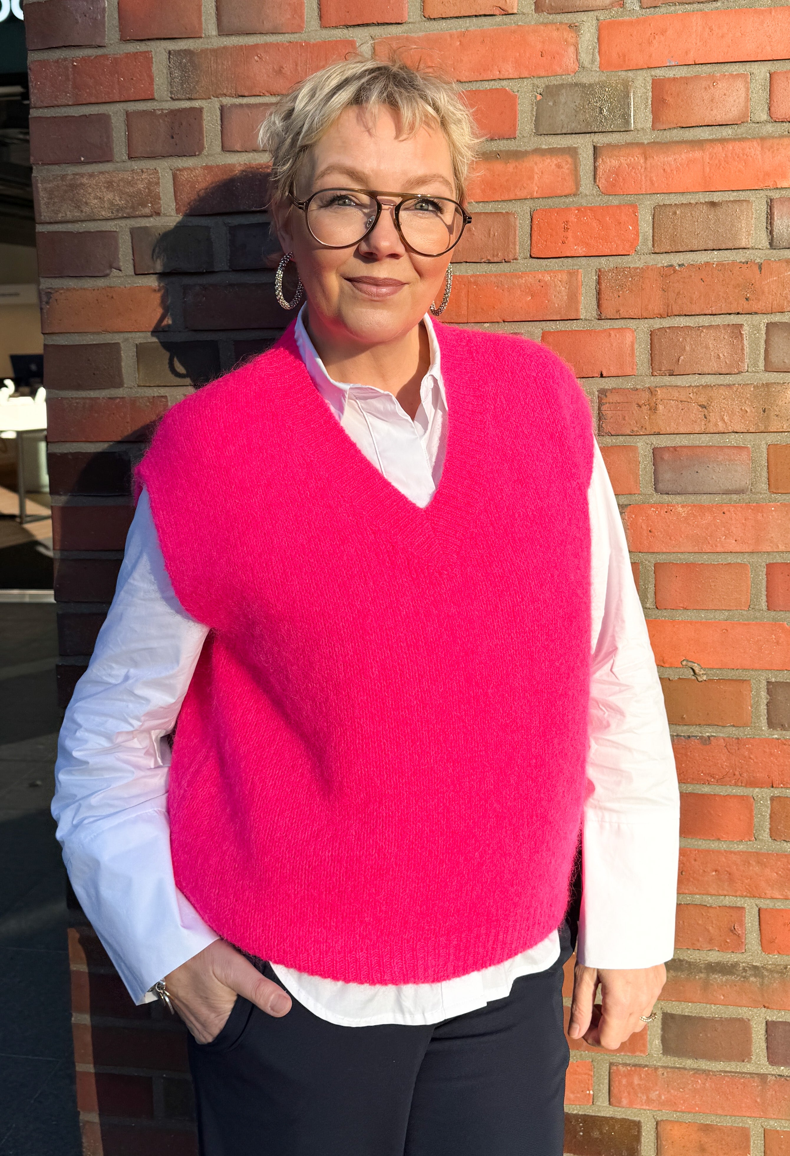 Verena in Hamburger Innenstadt im Pullunder Alva in der Farbe Pink vom Hamburger Modelabel stegmann mode