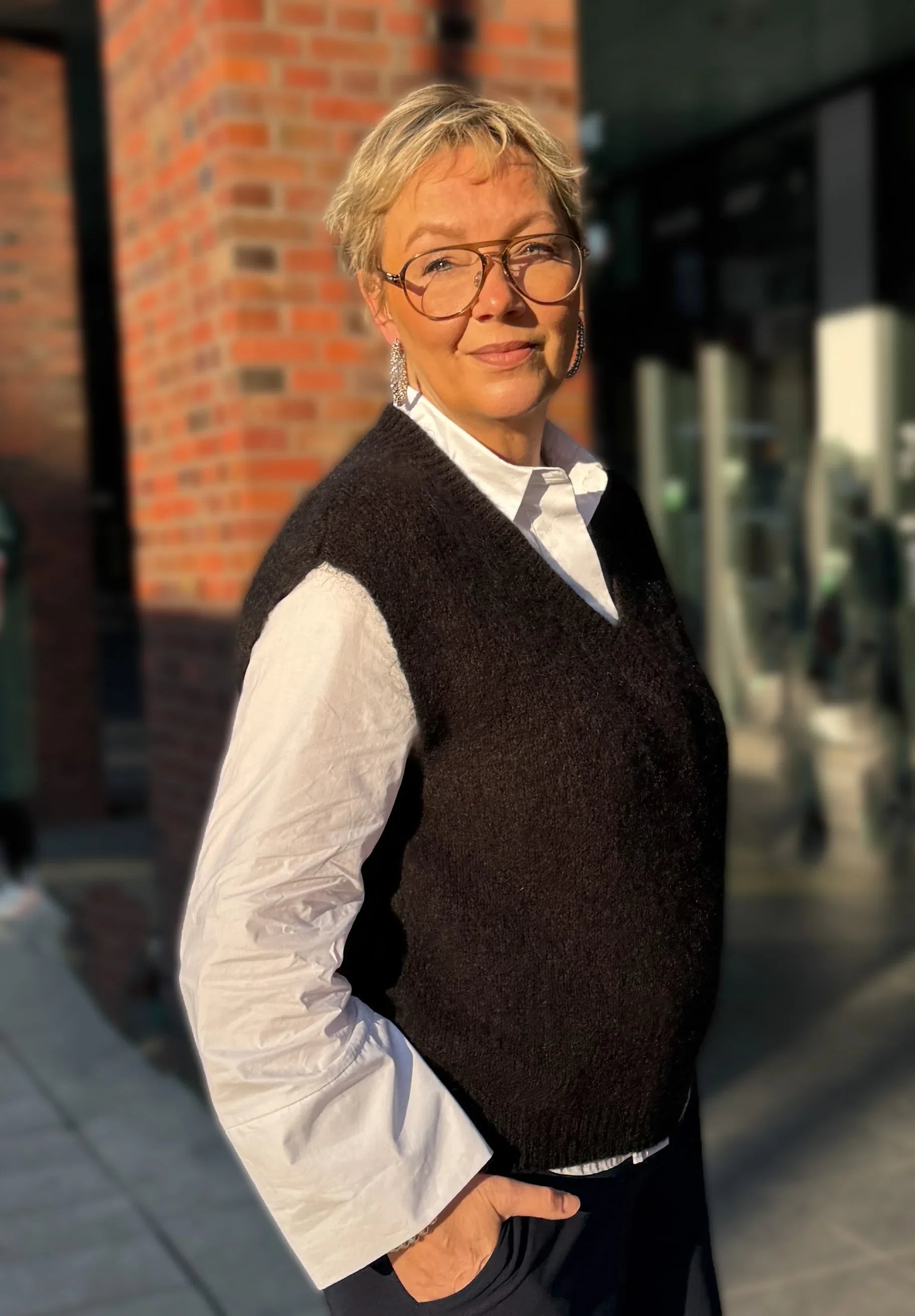 Verena in Hamburger Innenstadt im Pullunder Alva in der Farbe Schwarz vom Hamburger Modelabel stegmann mode