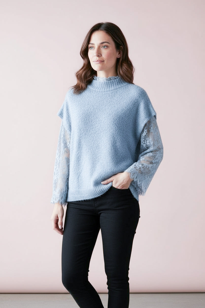 KI generiertes Foto von junger Frau im Pullunder mit Lace Spitzenshirt als Onepiece in der Farbe Hellblau vom Hamburger Modelabel stegmann mode