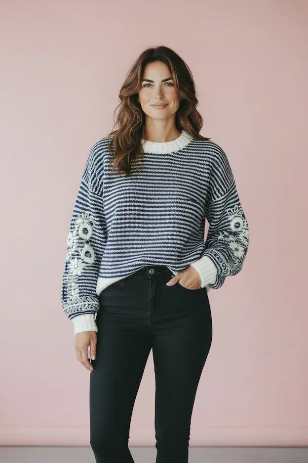 KI Modell im Studio im Ringelpullover mit Wollstickerei vom Hamburger Modelabel stegmann mode