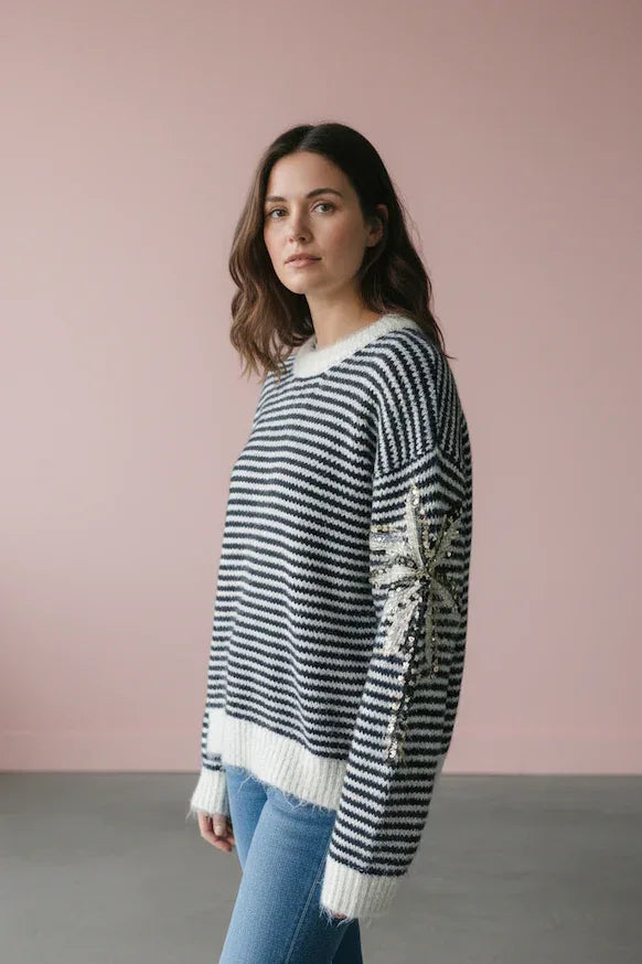 KI Modell im Studio im Ringelpullover mit Palme aus Pailletten vom Hamburger Modelabel stegmann mode