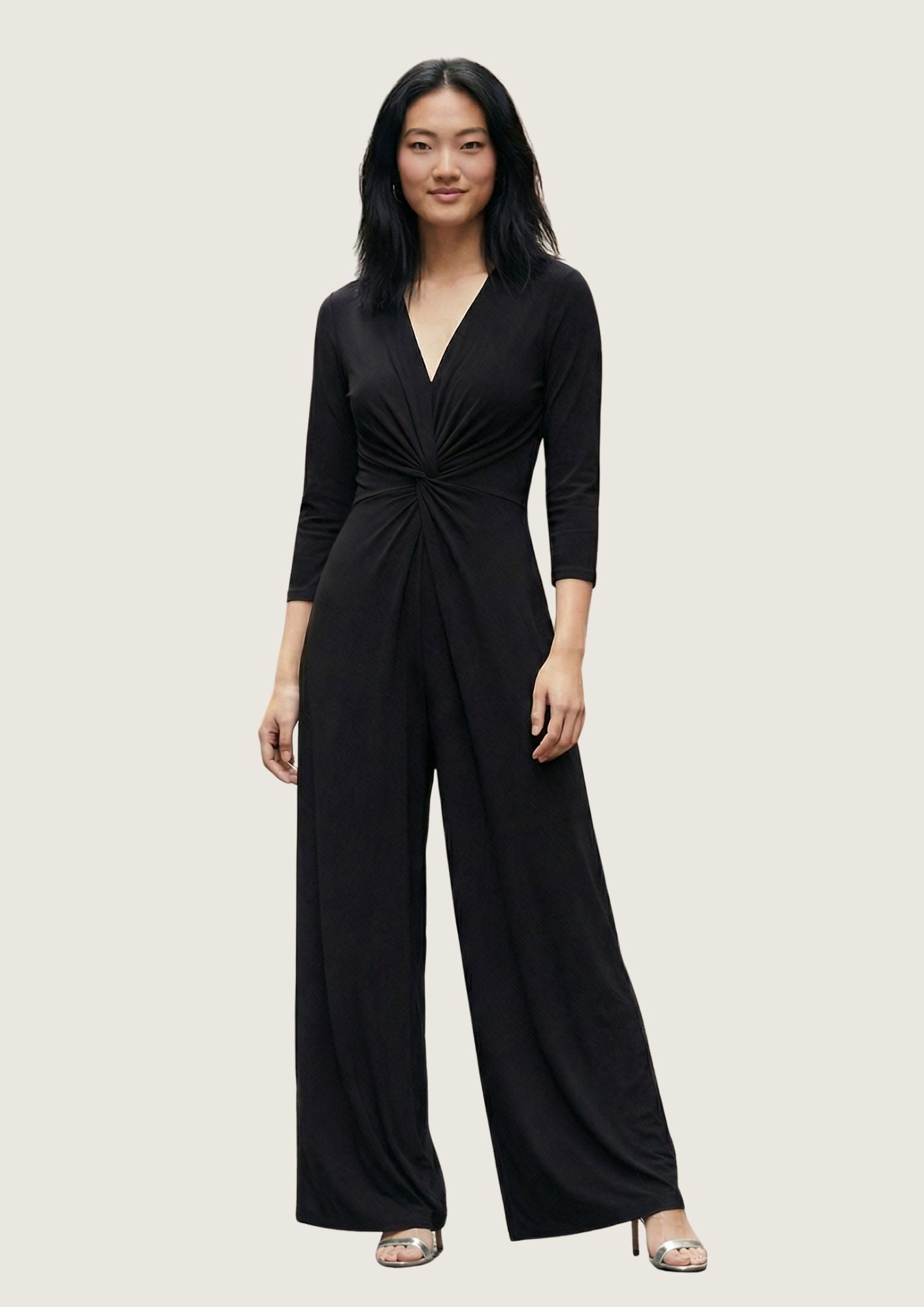 KI Modell im Studio im Jumpsuit Romy Combi im Print Noir vom Hamburger Modelabel stegmann mode