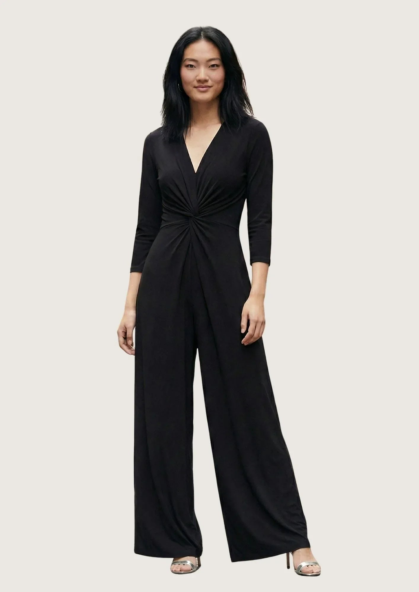 KI Modell im Studio im Jumpsuit Romy Combi im Print Noir vom Hamburger Modelabel stegmann mode