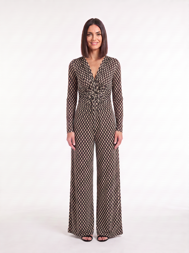 KI generiertes Model im Studio im Jumpsuit Romy Combi im Print Salino Taupe vom Hamburger Modelabel Stegmann Mode
