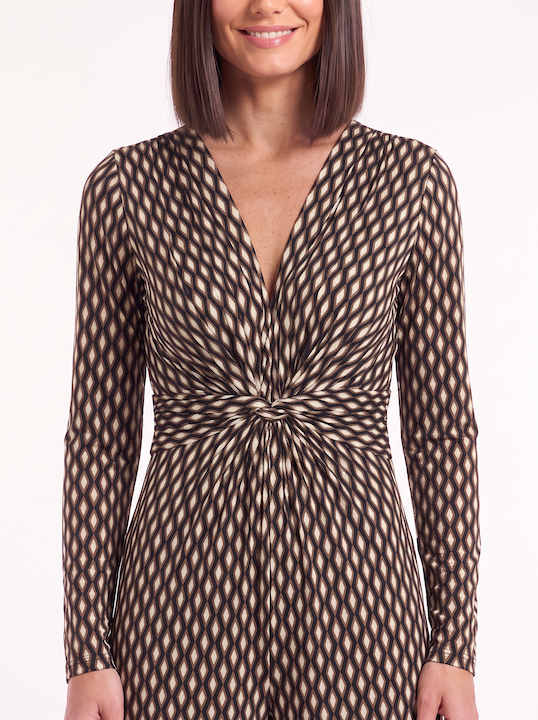 KI generiertes Model im Studio im Jumpsuit Carmen Combi im Print Salino Taupe Detail vorn vom Hamburger Modelabel Stegmann Mode