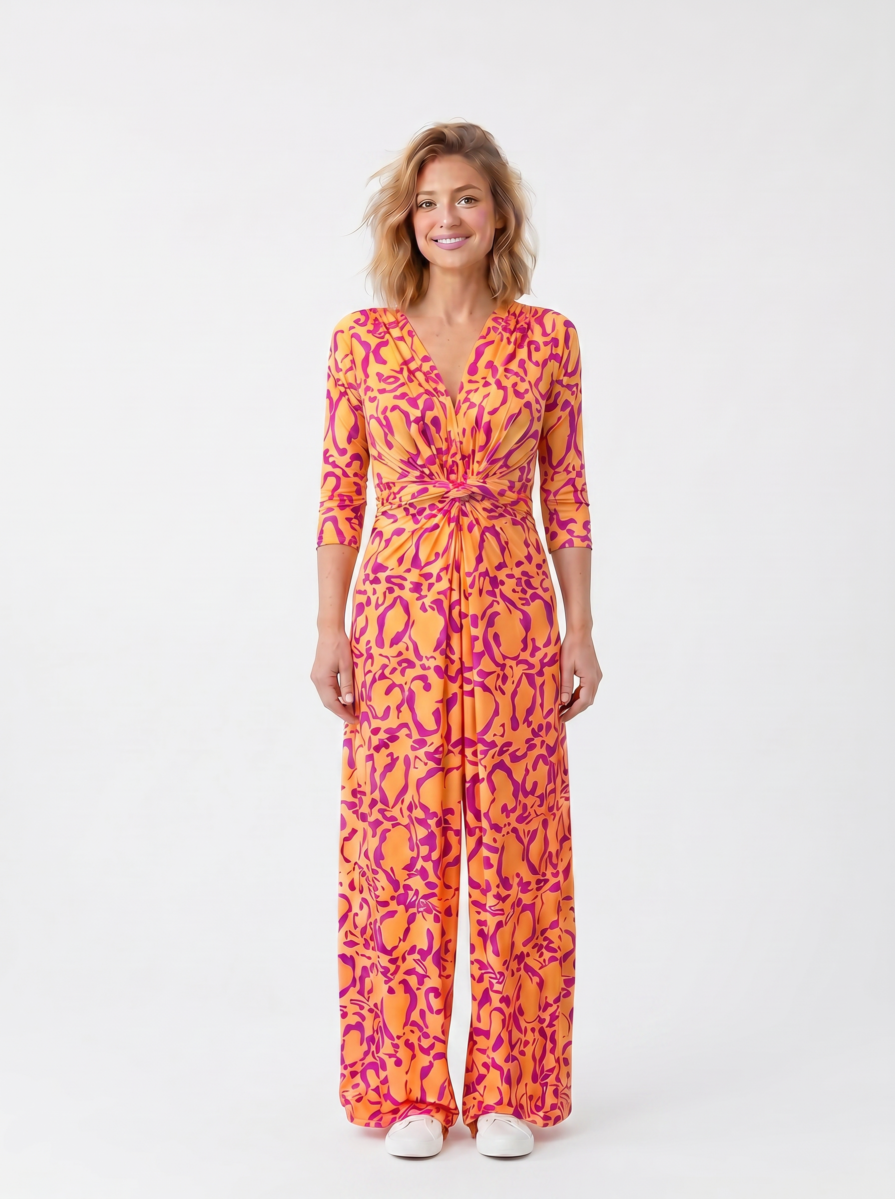 KI generiertes Modell im weißen Studio im Jumpsuit Romy Combi im Print Panthere Orange vom Hamburger Modelabel stegmann mode