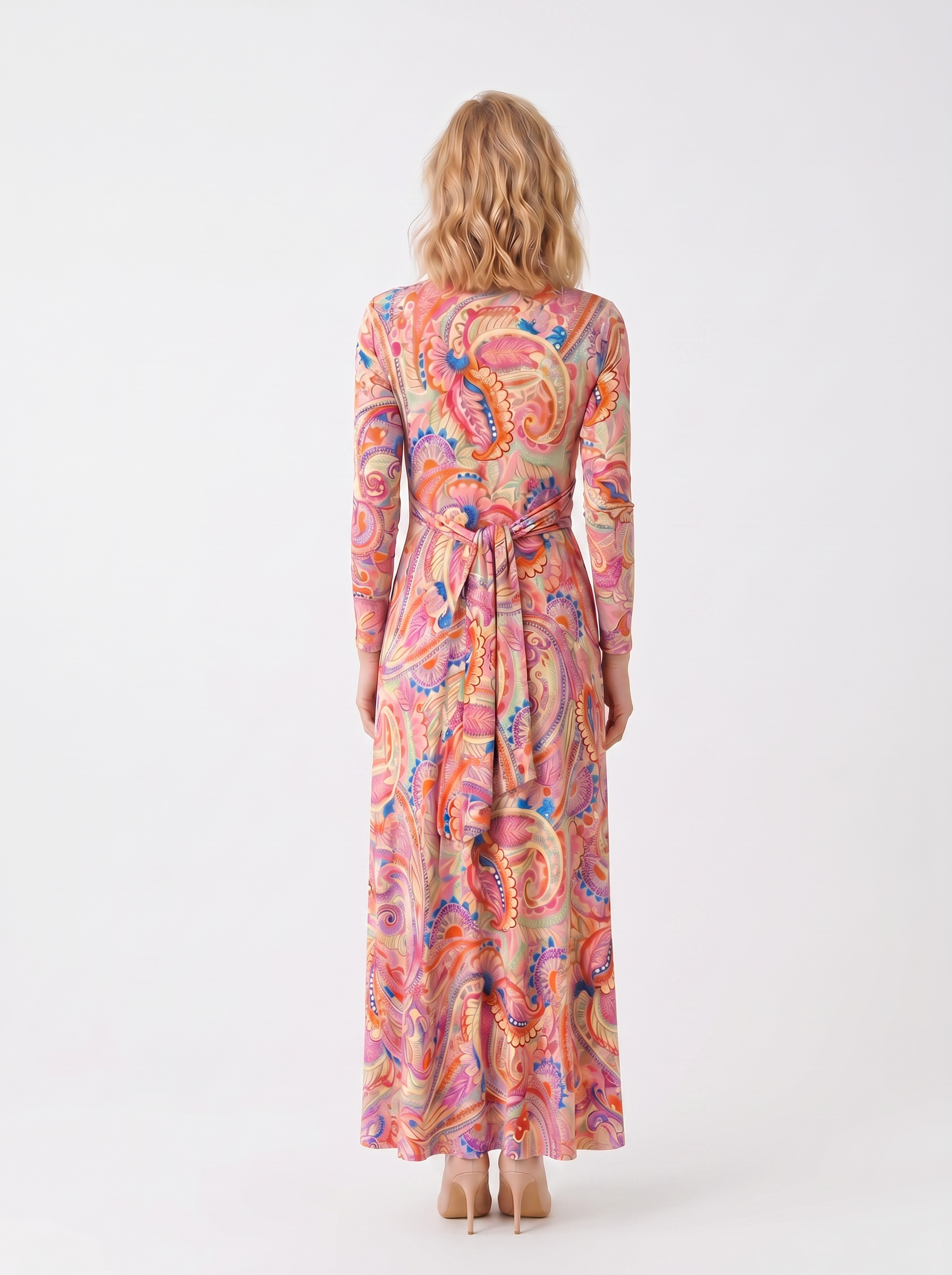 KI generiertes Modell von hinten im Studio im Kleid Romy Longue im Print Cashmere Caribbean vom Hamburger Modelabel stegmann mode