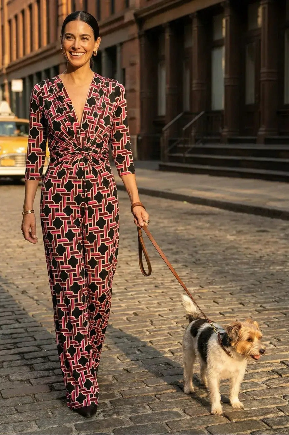 KI Modell im urbanen Umfeld im Jumpsuit Romy Combi im Print Cordon vom Hamburger Modelabel stegmann mode