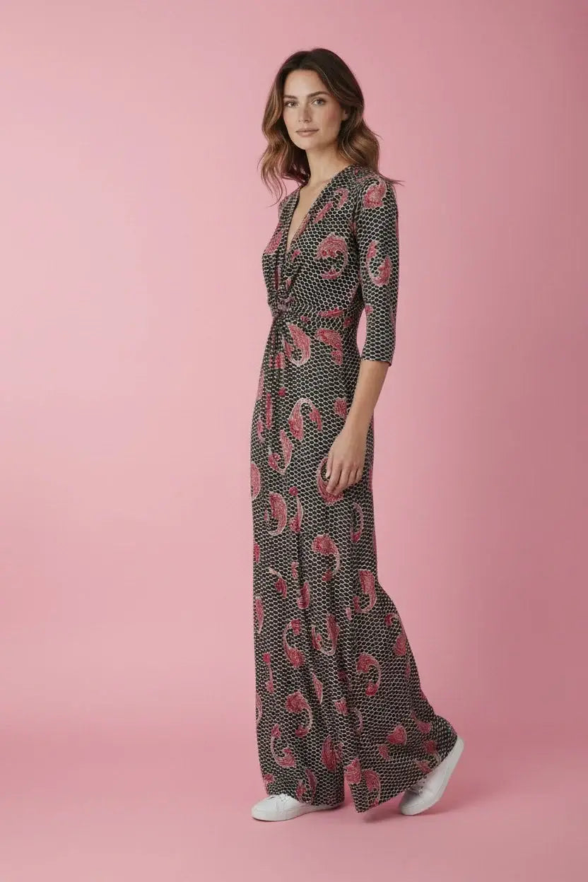 KI generiertes Modell im Studio im Jumpsuit Romy Combi im Print Koi vom Hamburger Modelabel stegmann mode