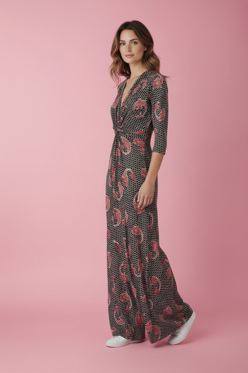 KI generiertes Modell im Studio im Jumpsuit Romy Combi im Print Koi vom Hamburger Modelabel stegmann mode