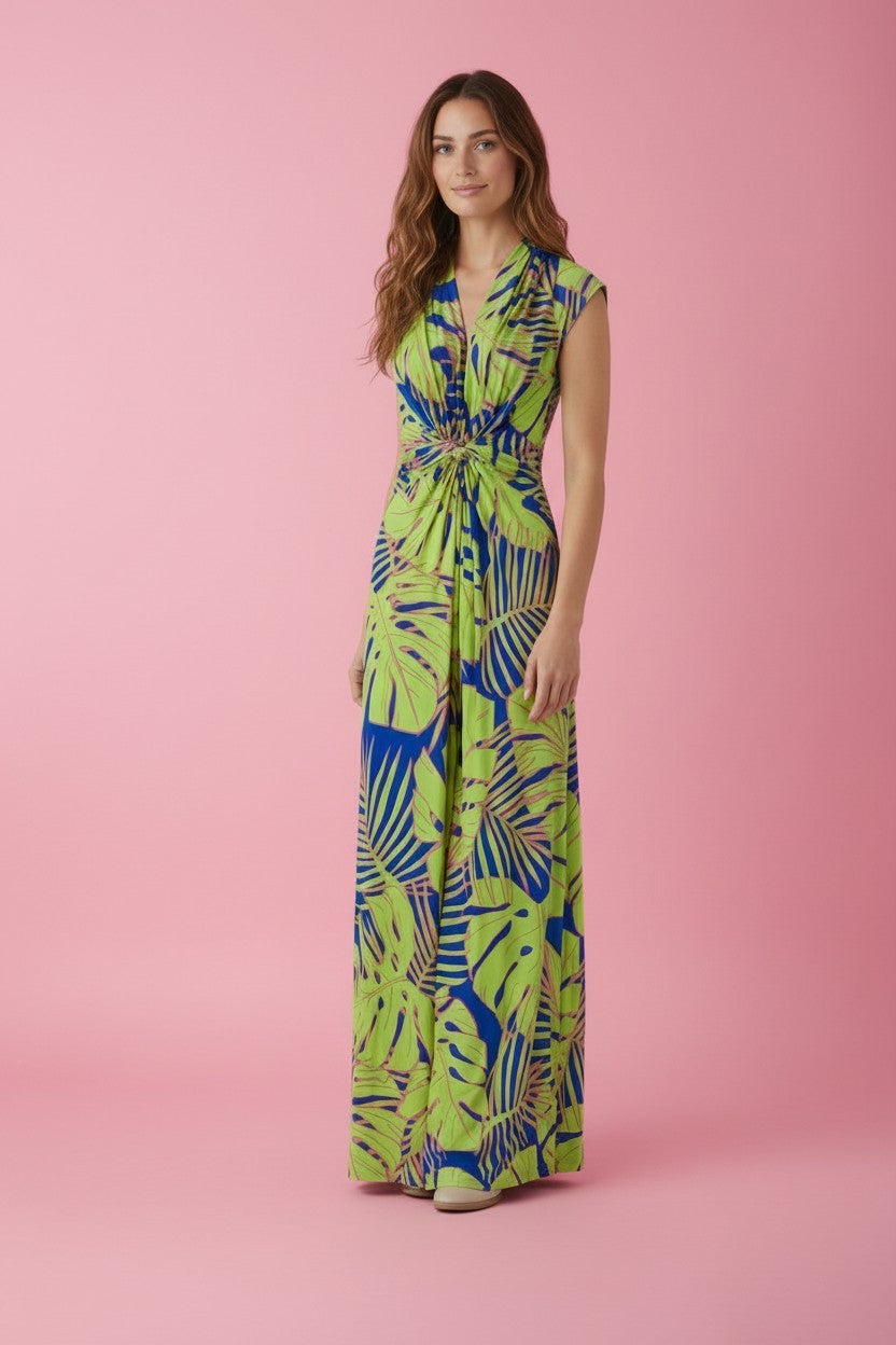 KI generiertes Modell im Studio im Jumpsuit Romy Combi Kurzarm im Print Monstera vom Hamburger Modelabel stegmann mode