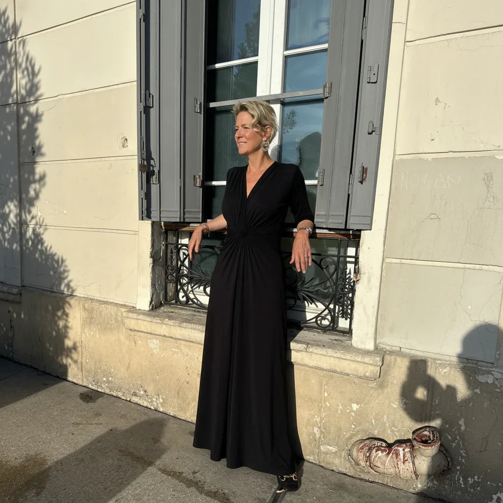 Stefanie vor Mauer im Jumpsuit Romy Combi in Noir vom Hamburger Modelabel stegmann mode