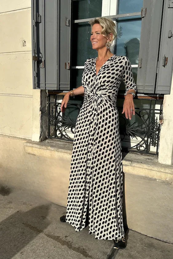 Stefanie vor Fenster in Paris im Jumpsuit Romy Combi im Print Vienne vom Hamburger Modelabel stegmann mode