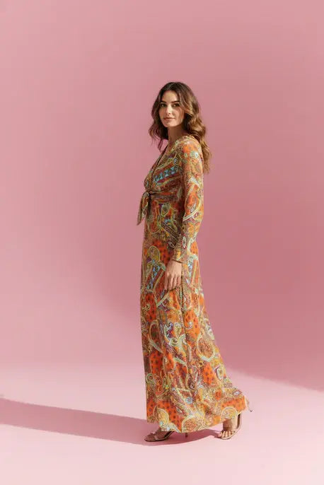KI generiertes Modell im Studio im Kleid Romy Longue im Print Cashmere Orient vom Hamburger Modelabel stegmann mode