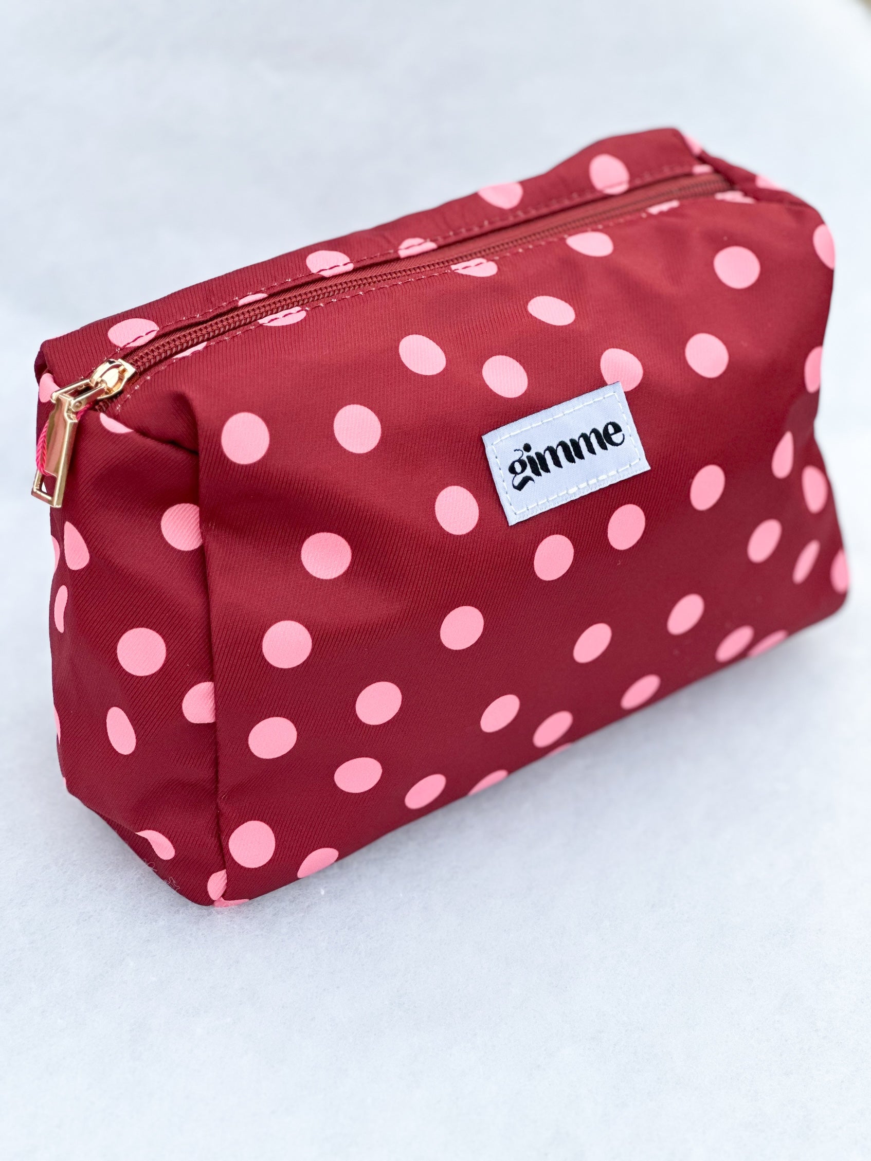 Seitliches Produktfoto von Kosmetiktasche in der Farbe rot mit rosa Punkten vom Hamburger Modelabel stegmann mode