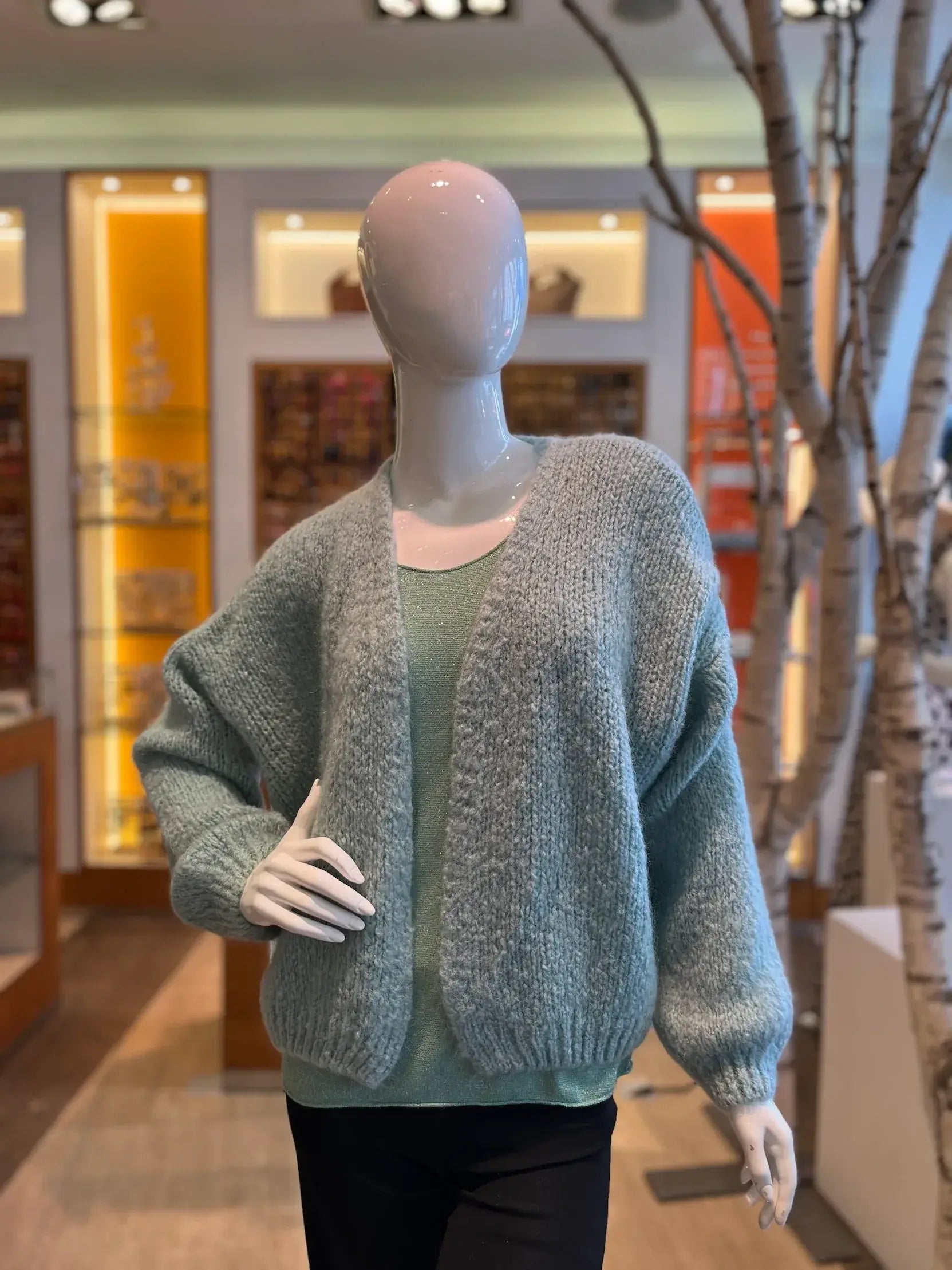 Grobstrickjacke in Salbei vom Hamburger Modelabel stegmann mode