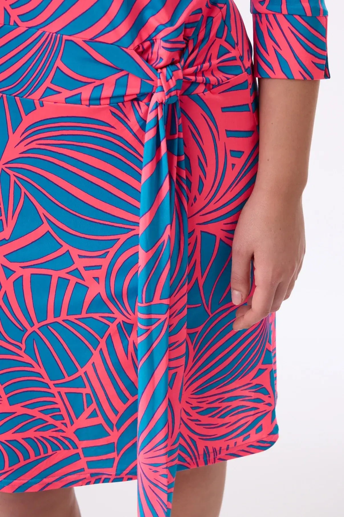 Elegantes, kurzes Sommerkleid im Print Neon Leaf vom Hamburger Modelabel stegmann mode